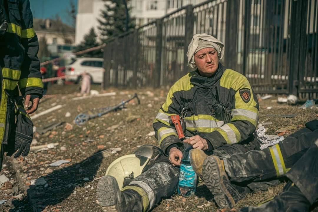 VctorManueFdez's tweet photo. ➡️ Según informaciones, desde que comenzó la #GuerraEnUcrania han muerto 12 #Bomberos cumpliendo con su deber.
#Fuerza y #Honor para estos servidores públicos.
🇪🇦🇺🇦 https://t.co/hHNWY5LVKn