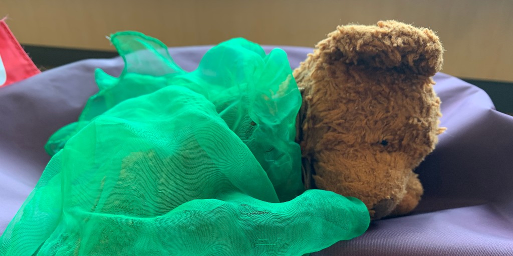 TigardLibrary's tweet image. Our little brown bear is sleepy after losing an hour last night for Daylight Saving Time. Wake up, little friend! The library opens at 10 AM. 

#Tigard #TigardPublicLibrary #LostAndFound #LibraryAdventures #TeddyBear