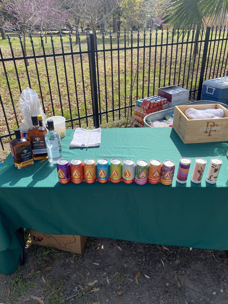 NathanNoise's tweet photo. Setting up for @KOOPradio & @JungleBruce 12 - 6. 903 e. 14th. Open bar #sxdrinks Bar has @TreatyOakTX @AustinBeerworks @nomadicawine #freesxsw #freesx https://t.co/qQm0cARu7E