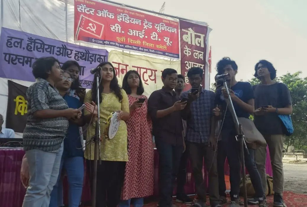 DastakDu's tweet photo. Long Live Worker-Peasant-Artist Unity!!

#DastakDU performed in cultural event organized on the call of #CITU Mazdoor Sangathan in Dhai Pusta, Sonia Vihar, North East Delhi in support of the countrywide strike of 28-29 March 2022. 

#Dastak #SoniaVihar #NorthEastDelhi #delhi https://t.co/dIqr9Rarq0