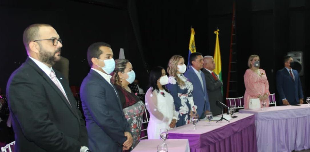 1MairaRodriguez's tweet photo. Celebramos el Día Internacional de la Mujer con hermoso acto en conjunto con @clebne_oficial y @Funsone_NE rindiendo honores a grandes mujeres de nuestra región, seguiremos trabajando para impulsar la igualdad y la defensa de los derechos de todas! #Inemujer https://t.co/J1pAp2EdqQ