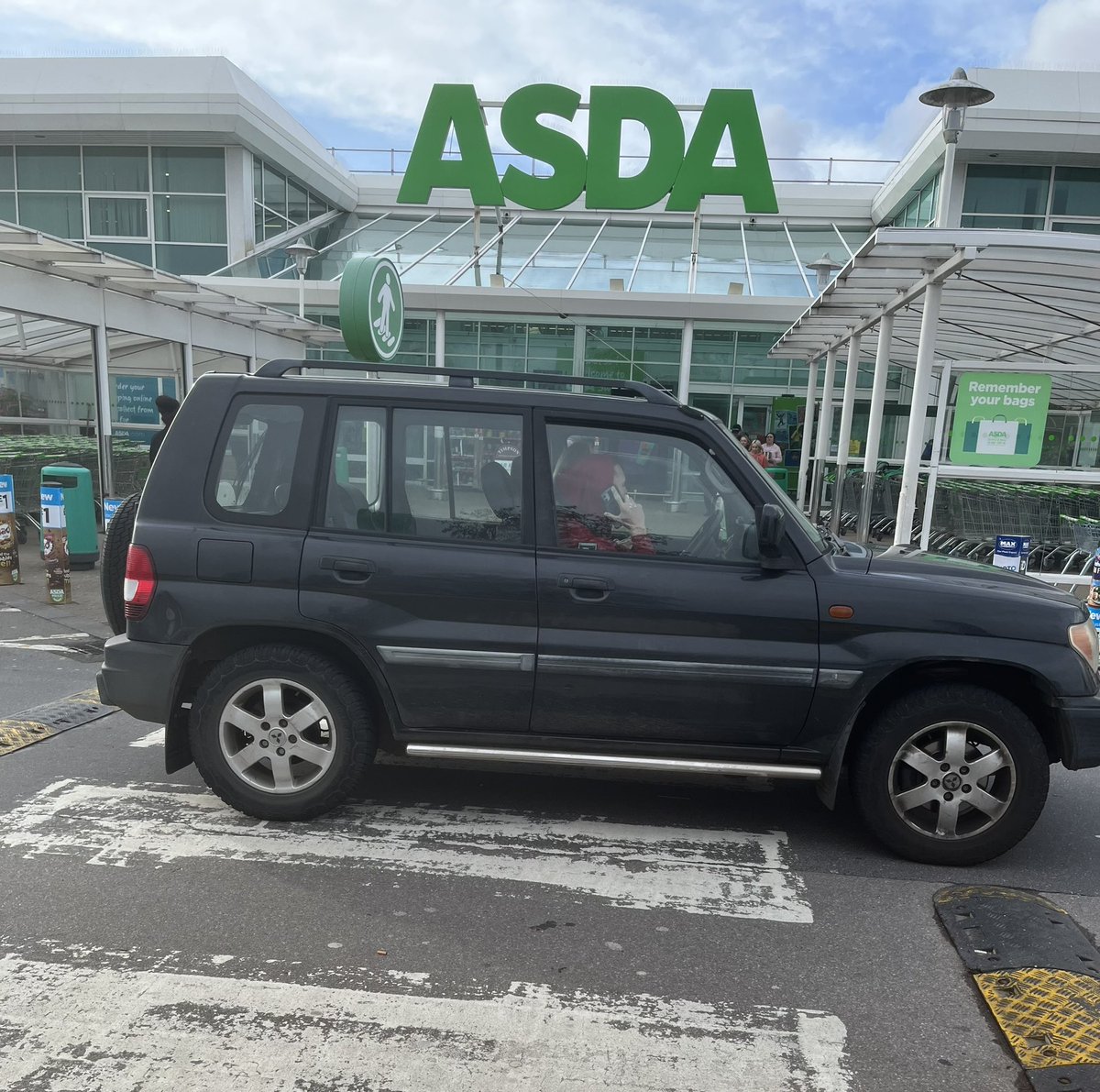 ckenthero's tweet photo. @YPLAC utter bellend parked on the crossing too https://t.co/eHuhqSDAFP