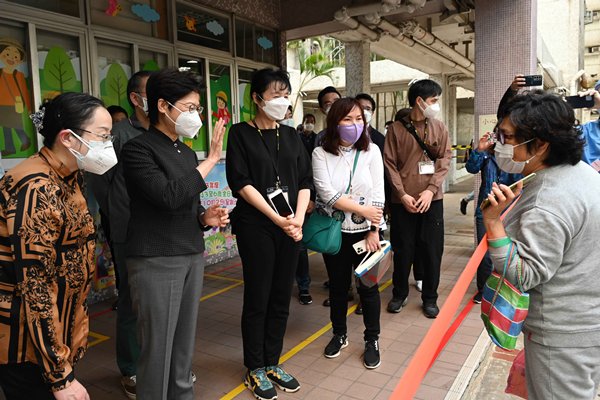 newsgovhk's tweet image. Chief Executive #CarrieLam inspects the restriction-testing declaration operation at Tsui Ning Garden in Tuen Mun #CompulsoryTesting #COVID19 news.gov.hk/eng/2022/03/20…