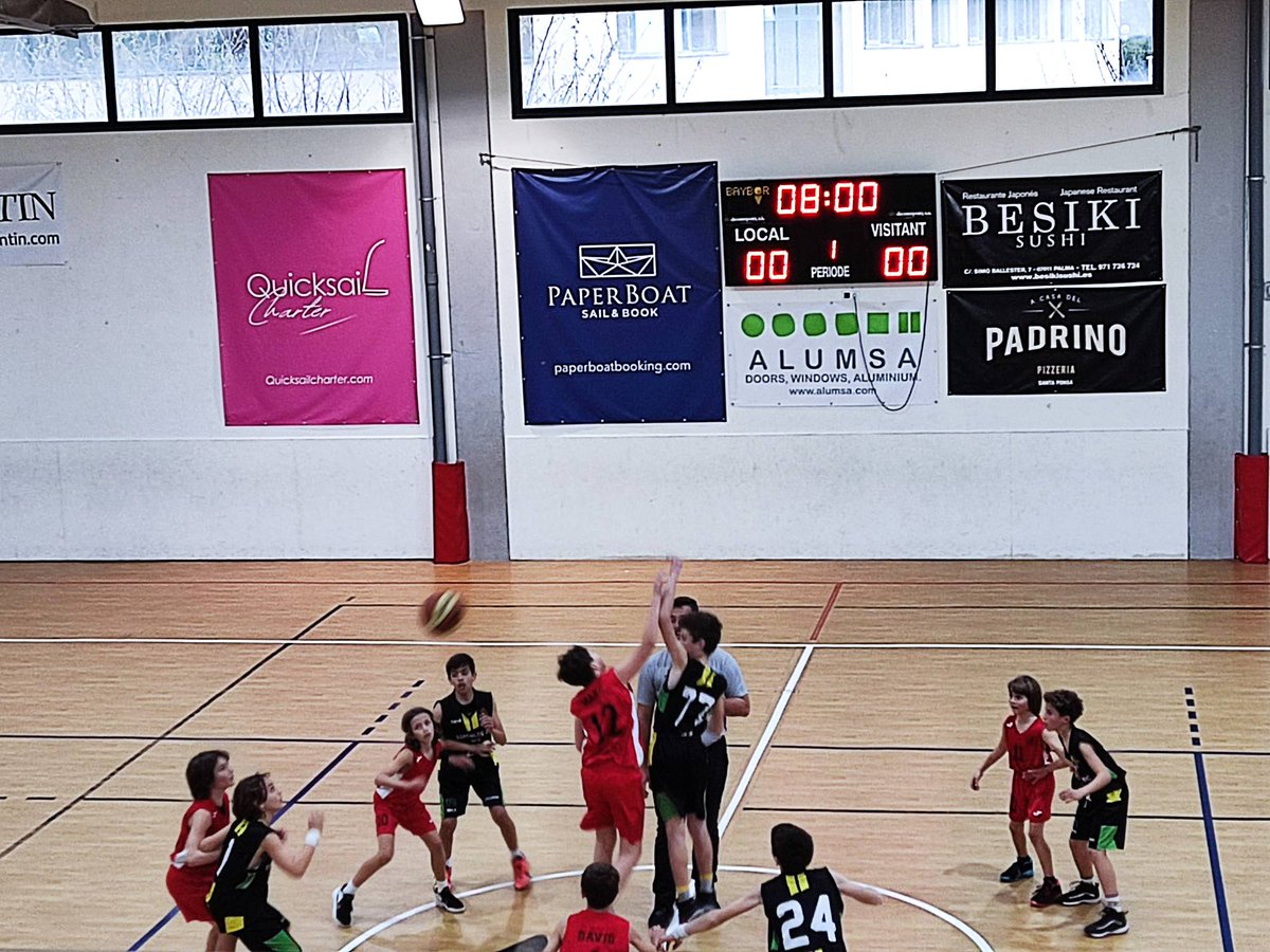 Front1989EBC's tweet photo. Presents a la pista del @agora_portals animant al #MiniNegre.
#FRONT1989
#123Esporles #negreigroc #verdhistoric https://t.co/kOtsT5K4dF
