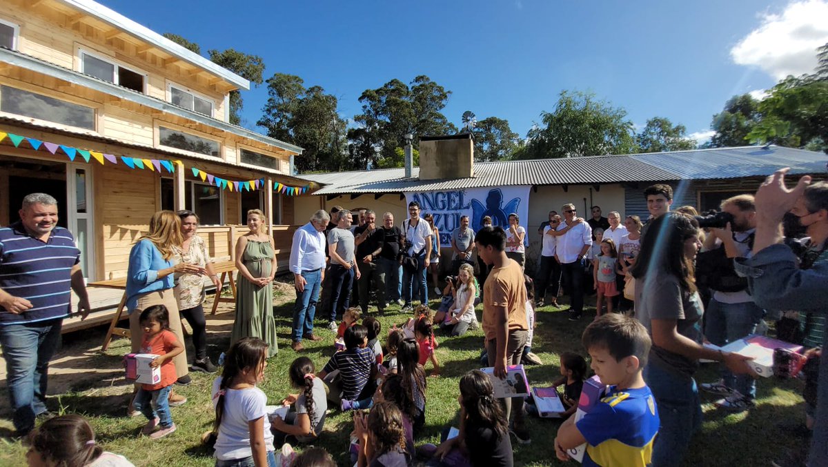 Con <a href="/Aleja_Sha/">Aleja</a> conocimos el lugar hace 1 año. Quedamos sorprendidos x el compromiso de Elena Vita y Bruno Carpinetti y la tarea que habían emprendido en la pandemia con lxs chicxs para llevar el Hogar a Las Tahonas. Había que hacer de todo, y lo hicimos desde la 1° reunión.
(+)