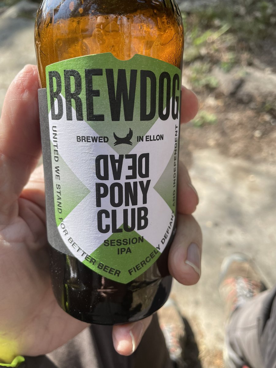 paolopasquale's tweet photo. Andare sulla Via dell’Ardesia con gli amici, portarsi dietro una Dead Pony Club #BrewDog,e ricevere a sorpresa #birraartigianale trentina e libro sulla #birra in regalo:la #felicità non è impossibile…❤️🍺🥳
(Pasqu #Ale è bellissima anche se la capiamo in 3❤️🍺)
#beerthday #beer https://t.co/61oGTBiIFX