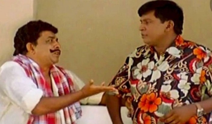 muthurthy's tweet photo. விஸ்வாசம் படத்துலயும் தான் க்ளைமாக்ஸ்ல கேமராவ தூக்கிகிட்டு நிறைய பேர் நின்னானுங்க.!! டைரக்டரு கவனிக்கல.!

அட..பேப்பயலே..அது ஒட்டப்பந்தயம் ஓடுறத புடிக்கிறானுங்கடா..! அவனுங்கள சினிமா கேமராமேனு புடிச்சு காட்டி இருக்காருடா.! https://t.co/59oTjgM4j8