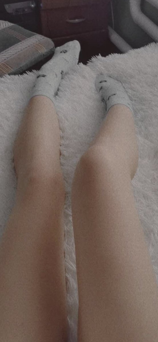 AmelieScheip's tweet photo. Schau dir diese Perfekten Füße an du Loser Zahl für mehr und werde süchtig nach mir 🖕🏻#feet #rtgame #füße #herrin https://t.co/FQWxX6SU8L