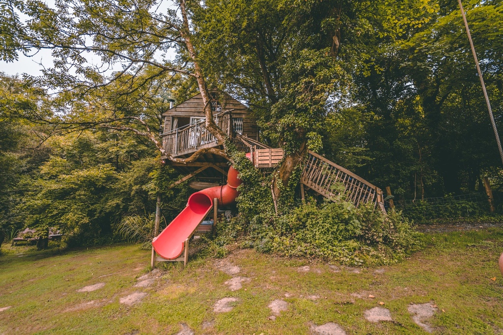 GlampinglyHQ's tweet photo. With a hot tub, a boating lake nearby, windows made of recycled bottles &amp; a slide to bring you back down to earth, this Welsh treehouse is truly imaginative.

📍 Templar Treehouse, Pembrokeshire
🔗 https://t.co/thWTpxgjCV
#️⃣ #glamping #pembrokeshire #treehouse #hottub #design https://t.co/h1YJssMbEN