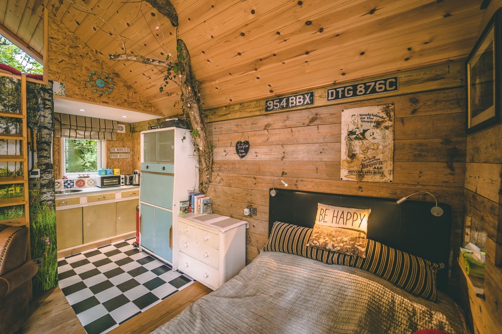 GlampinglyHQ's tweet photo. With a hot tub, a boating lake nearby, windows made of recycled bottles &amp; a slide to bring you back down to earth, this Welsh treehouse is truly imaginative.

📍 Templar Treehouse, Pembrokeshire
🔗 https://t.co/thWTpxgjCV
#️⃣ #glamping #pembrokeshire #treehouse #hottub #design https://t.co/h1YJssMbEN