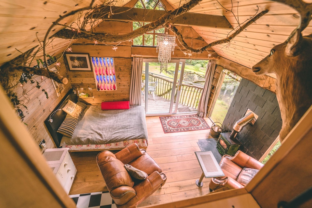 With a hot tub, a boating lake nearby, windows made of recycled bottles &amp; a slide to bring you back down to earth, this Welsh treehouse is truly imaginative.

📍 Templar Treehouse, Pembrokeshire
🔗 bit.ly/3CZ49vt
#️⃣ #glamping #pembrokeshire #treehouse #hottub #design
