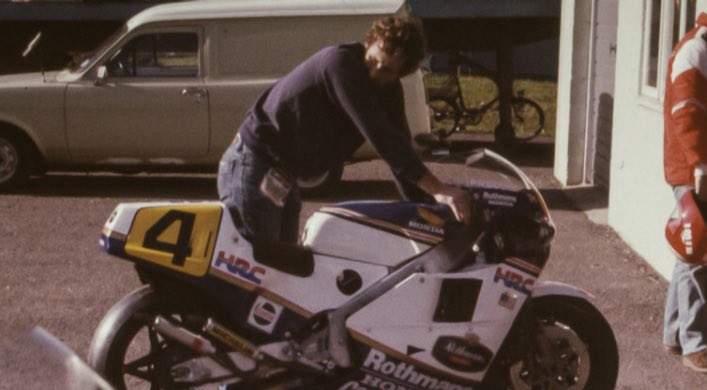 AntonioRamosGP's tweet photo. Freddie Spencer πΊπΈ
#4 Rothmans-Honda NSR500
Silverstone 1985
β‘οΈβ‘οΈβ‘οΈπππ
#Legends @Freddiespencer https://t.co/HlPVM9rj2b