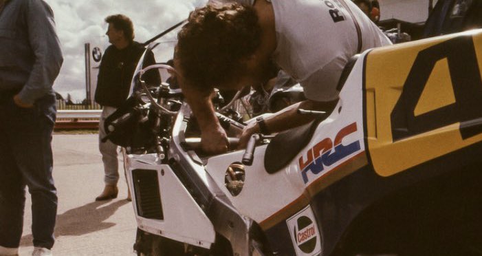 AntonioRamosGP's tweet photo. Freddie Spencer πΊπΈ
#4 Rothmans-Honda NSR500
Silverstone 1985
β‘οΈβ‘οΈβ‘οΈπππ
#Legends @Freddiespencer https://t.co/HlPVM9rj2b
