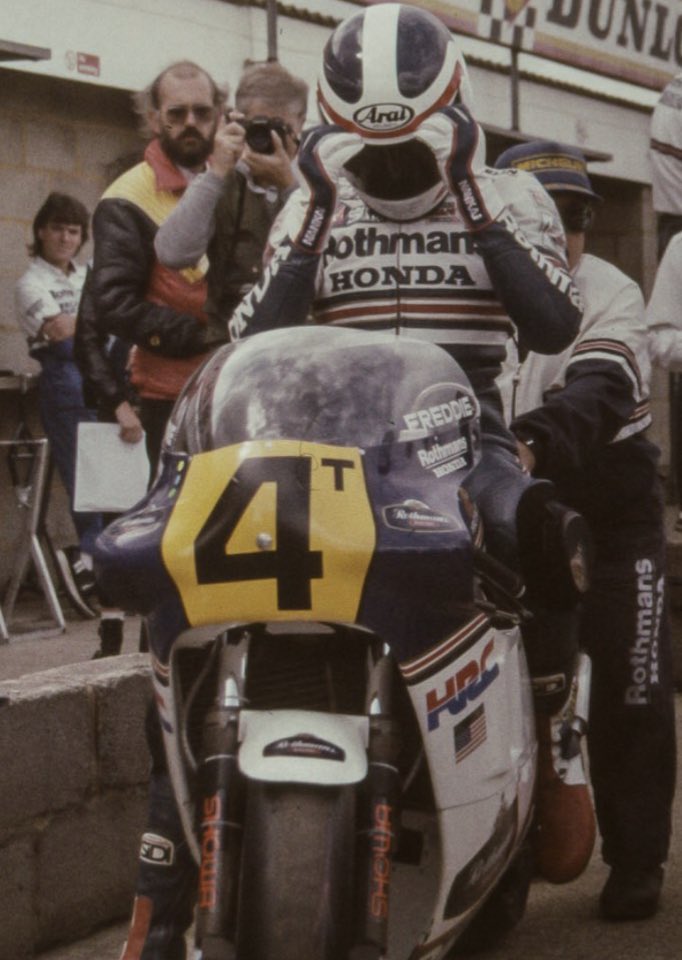 AntonioRamosGP's tweet photo. Freddie Spencer πΊπΈ
#4 Rothmans-Honda NSR500
Silverstone 1985
β‘οΈβ‘οΈβ‘οΈπππ
#Legends @Freddiespencer https://t.co/HlPVM9rj2b