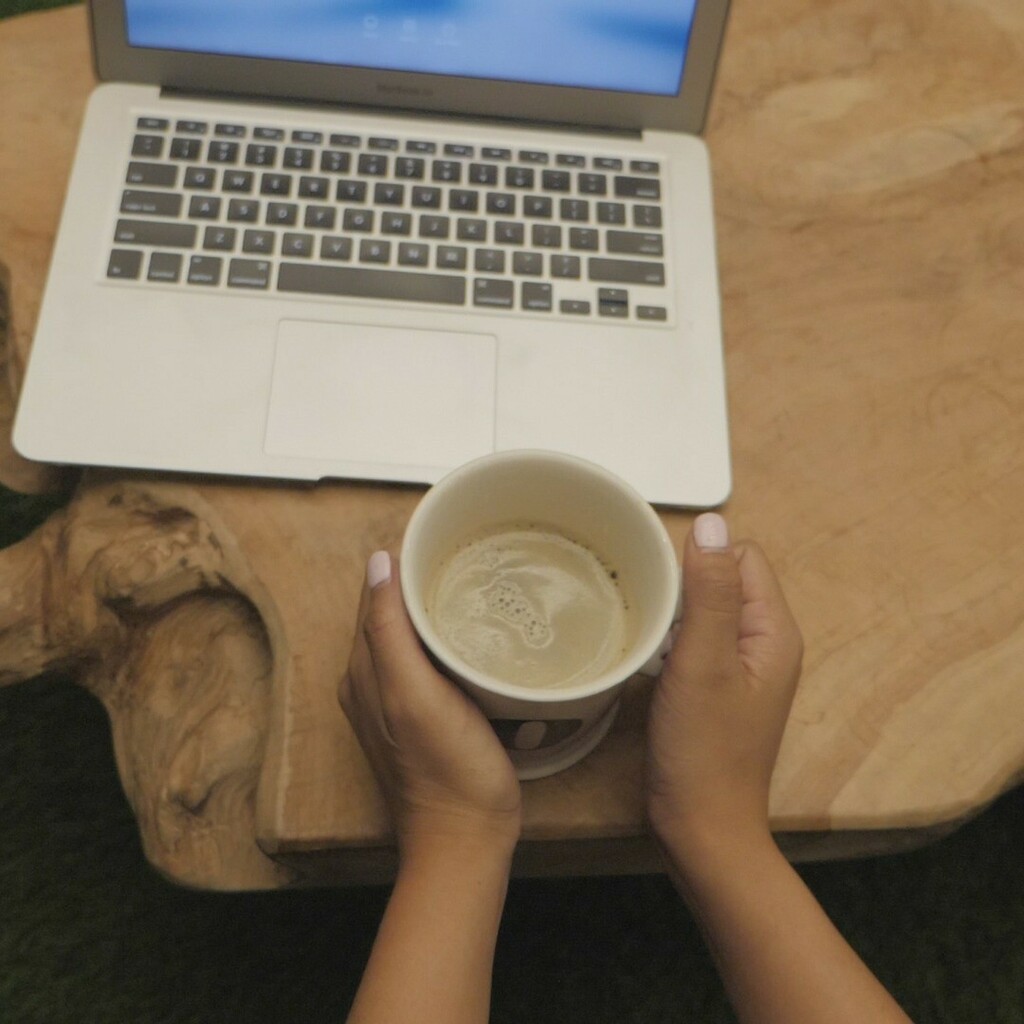 seasonedstudio's tweet photo. Necessary tools for the end of daylight savings 😬

#weareseasoned #seasoned4u #daylightsavings #coffeetime #sundayvibes #macaronlove https://t.co/jmXg3vb8Ii https://t.co/jRfqxSqwqO