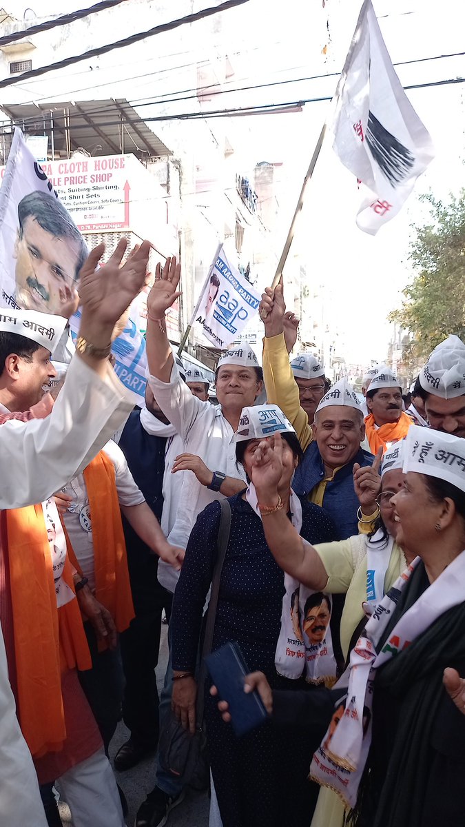 dhir1508's tweet photo. पंजाब की आवाम ने जो अपार प्रेम व विश्वास @AamAadmiParty को दिया है वो एतिहासिक है,जिसका उत्सव मनाते #AAP के कार्यकर्ता साथी थक नही रहे बल्कि ऊर्जा का दोगुना संचार हो गया है,उसी कड़ी में #दिल्ली (लक्ष्मीनगर)मे भाई @NitinTyagiAAP जी के नेतृत्व में तिरंगा यात्रा का आयोजन किया गया। https://t.co/2i08Ioqwsk