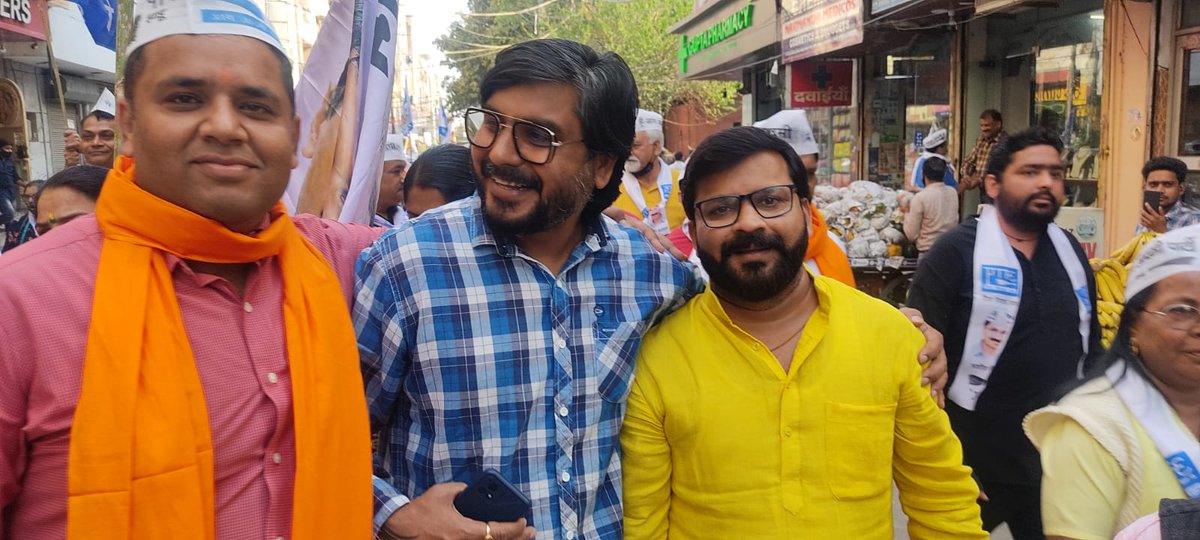 dhir1508's tweet photo. पंजाब की आवाम ने जो अपार प्रेम व विश्वास @AamAadmiParty को दिया है वो एतिहासिक है,जिसका उत्सव मनाते #AAP के कार्यकर्ता साथी थक नही रहे बल्कि ऊर्जा का दोगुना संचार हो गया है,उसी कड़ी में #दिल्ली (लक्ष्मीनगर)मे भाई @NitinTyagiAAP जी के नेतृत्व में तिरंगा यात्रा का आयोजन किया गया। https://t.co/2i08Ioqwsk