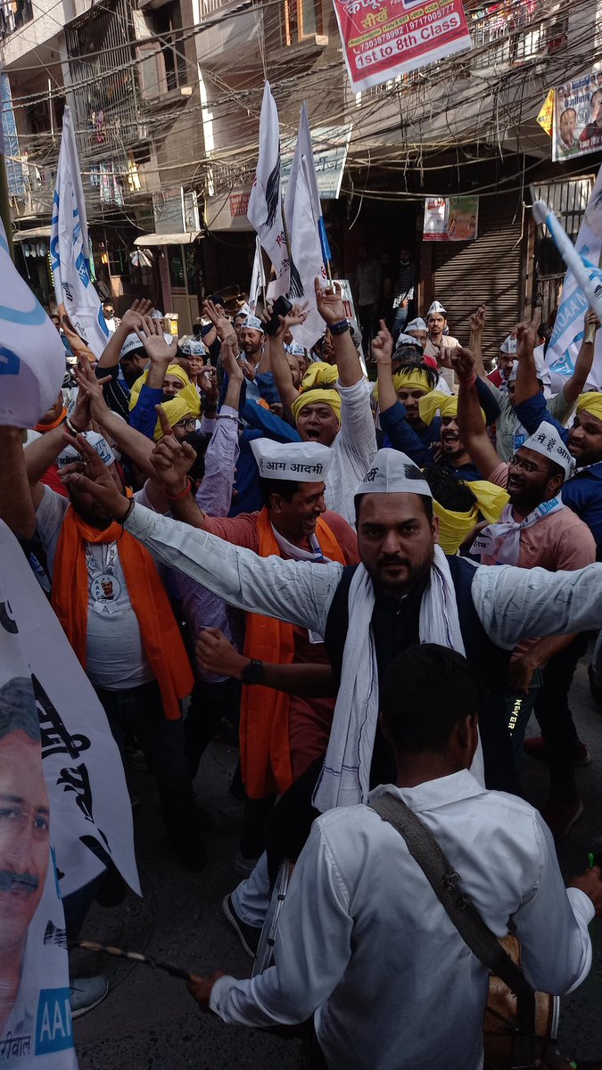 dhir1508's tweet photo. पंजाब की आवाम ने जो अपार प्रेम व विश्वास @AamAadmiParty को दिया है वो एतिहासिक है,जिसका उत्सव मनाते #AAP के कार्यकर्ता साथी थक नही रहे बल्कि ऊर्जा का दोगुना संचार हो गया है,उसी कड़ी में #दिल्ली (लक्ष्मीनगर)मे भाई @NitinTyagiAAP जी के नेतृत्व में तिरंगा यात्रा का आयोजन किया गया। https://t.co/2i08Ioqwsk