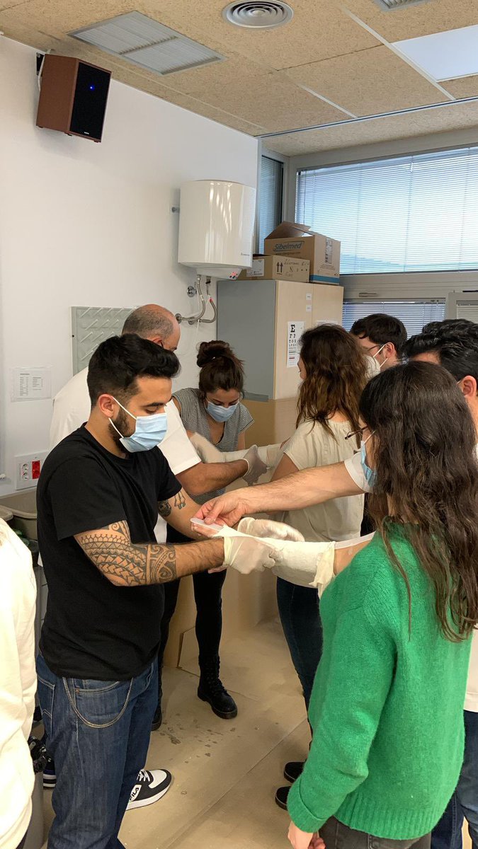 Mararroyo68's tweet photo. @MasterOrtopedia 3a edición. Ayer tomamos medidas y fabricamos productos ortoprotesicos para extremidad superior y columna @FarmaciaAB_UCLM @uclm_es https://t.co/j6MtVnHWza