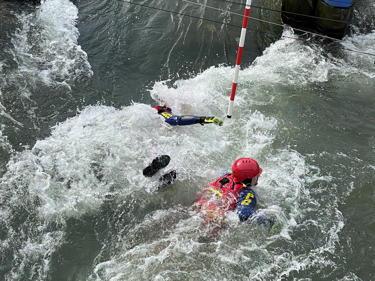 Am Wochenende waren drei #Strömungsretter der #DLRG #Seligenstadt beim Modul #Wildwasser auf der #Kanustrecke in #Diekirch (#Luxemburg).

Trotz eiskaltem #Wasser hatten alle Teilnehmerinnen und Teilnehmer sichtlich Spaß!

#Eiskanal #Whitewater #Wasserrettung #Strömungsrettung #SR