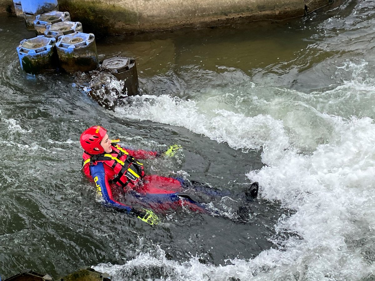 DLRGSel's tweet photo. Am Wochenende waren drei #Strömungsretter der #DLRG #Seligenstadt beim Modul #Wildwasser auf der #Kanustrecke in #Diekirch (#Luxemburg).

Trotz eiskaltem #Wasser hatten alle Teilnehmerinnen und Teilnehmer sichtlich Spaß!

#Eiskanal #Whitewater #Wasserrettung #Strömungsrettung #SR https://t.co/tstCtc4503