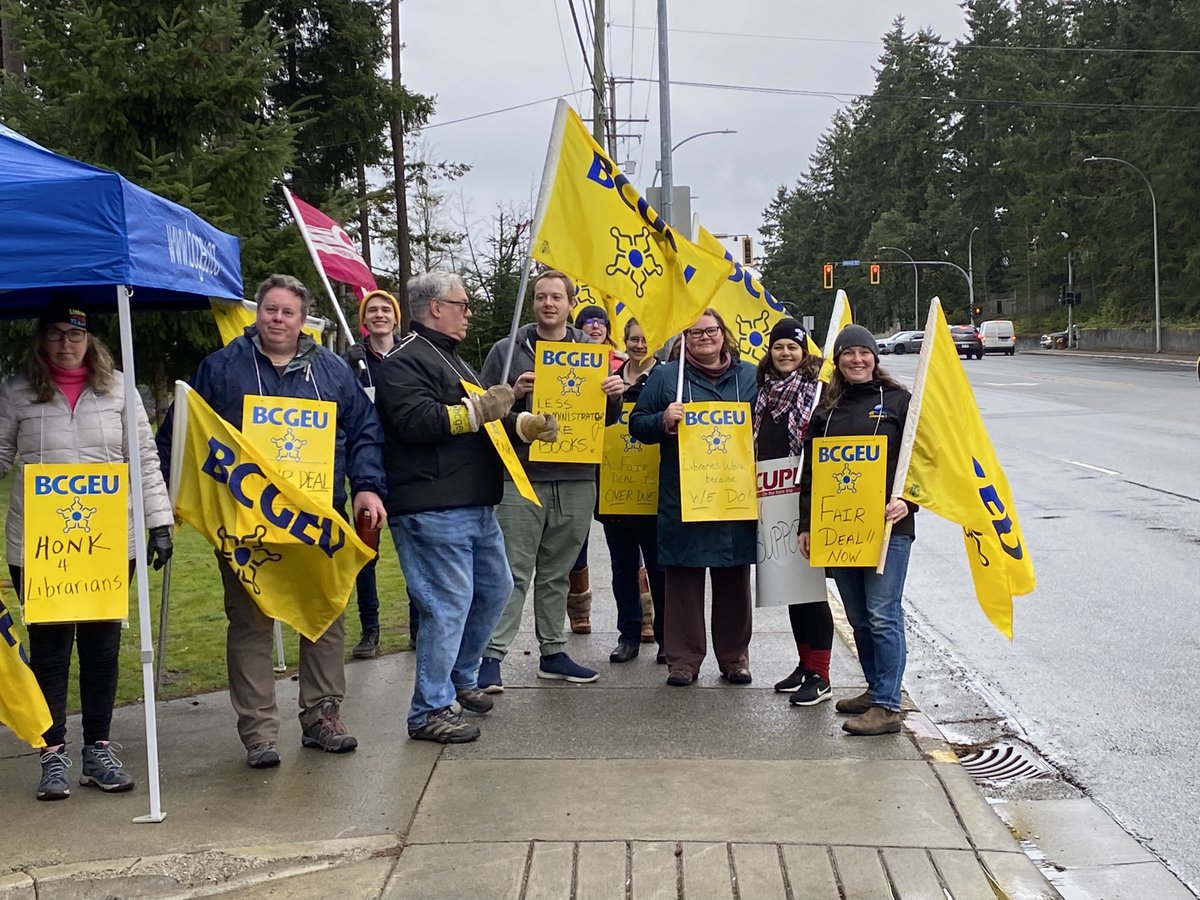 bcgeu's tweet photo. UPDATE: BCGEU librarians have still not heard from @VI_Library with an offer towards a fair and respectful collective agreement. Picket lines will continue today at Chemainus branch. Learn more at https://t.co/BxHaSft3a3 #respectvirllibrarians https://t.co/YdLVJG7F8w