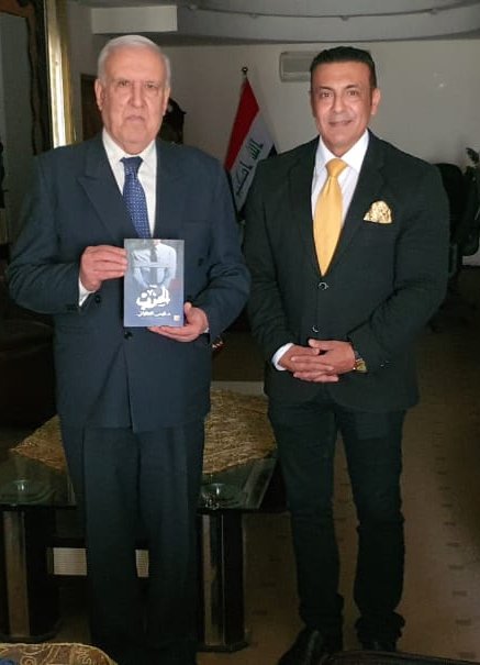 dr_qaiss's tweet photo. تشرفت اليوم بلقاء شاعر العراق والعرب الأغر الأستاذ الدكتور محمد حسين آل ياسين رئيس المجمع العلمي العراقي ، وقد أهديته نسخة من روايتي (الحزب) فغمرني بكرم ضيافته وحسن وفادته وبإطرائه الذي طوقني بوسام شرف وزهو لاينقطع.. https://t.co/JJZYHEvUnj
