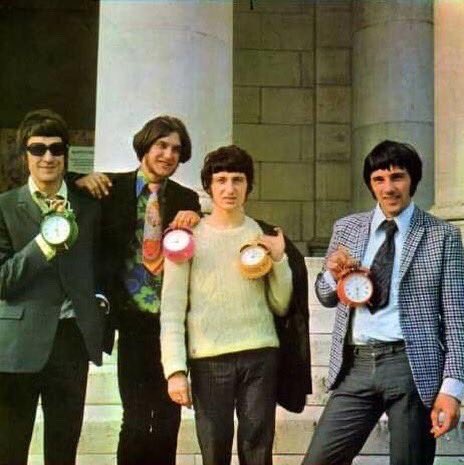 KinKsKinKdom's tweet photo. #TheKinks are reminding you it’s the time of the season to spring your clocks ahead to #daylightsavings #time. #timesong #TheKinks #RayDavies https://t.co/Ajf2RfaOzD