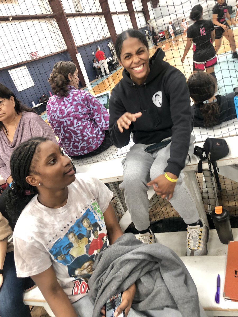MaRiyaonFire's tweet photo. Some convos go beyond basketball! Thanks for sharing so much wisdom youโve gain on your journey about the game we love! It was a pleasure meeting and chatting with you. โค๏ธ๐ #life #soakingupknowledge #houstonmade https://t.co/2nhF2ZwzJm