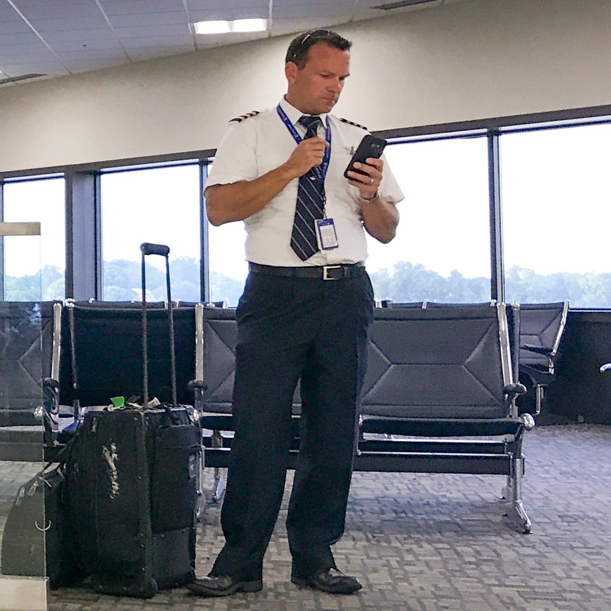 SuiteAndUniform's tweet photo. #pilot #uniform #pilotuniform #airlinepilot https://t.co/hiqxbkBynv