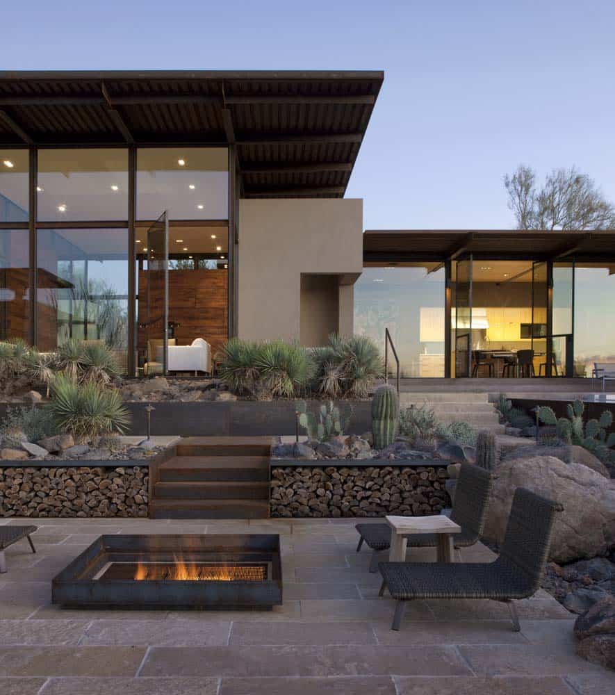 OneKindesign's tweet photo. Impressive glass and steel dwelling immersed in the Sonoran Desert https://t.co/yqHxNRNymd https://t.co/XySHKRbv7Z