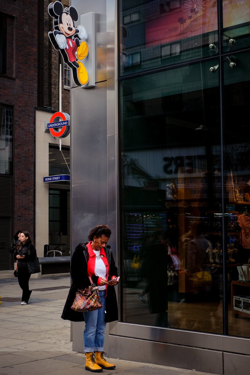 swedeemum's tweet photo. Had some fun with colour matching yesterday when out and about in London #streetphotography #candid #funhad #londonlife #womenstreetphotographers #everyclicktellsastory https://t.co/zN0byyAy3e