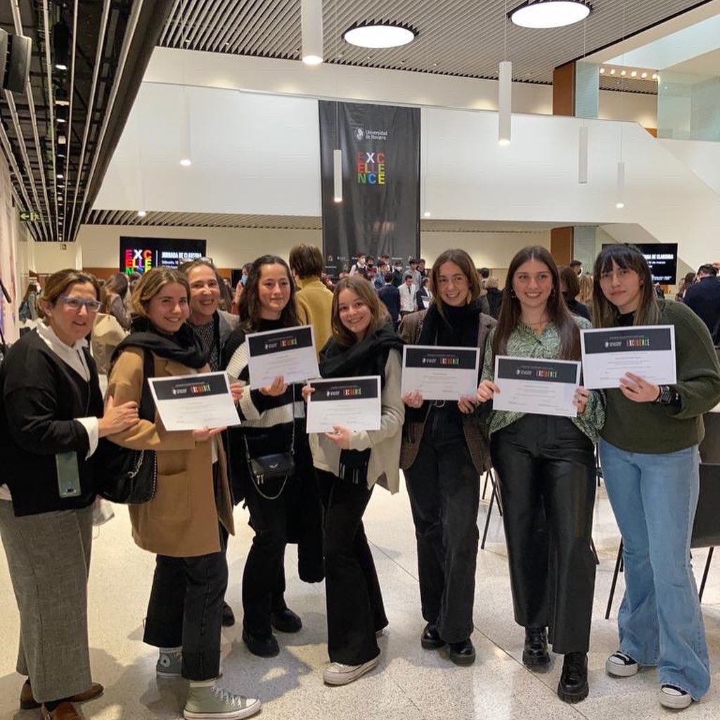colegioMTeresa's tweet photo. Un grupo de alumnas de 2º de #bachillerato defendió ayer su trabajo de investigación en dentro del Programa Excellence organizado por la @unav. “Verdad y luz, una búsqueda paralela” es una reflexión sobre la Verdad y la Luz en el Arte, el Cine y la filosofía. ¡Felicidades! https://t.co/x7wVZ1umbb