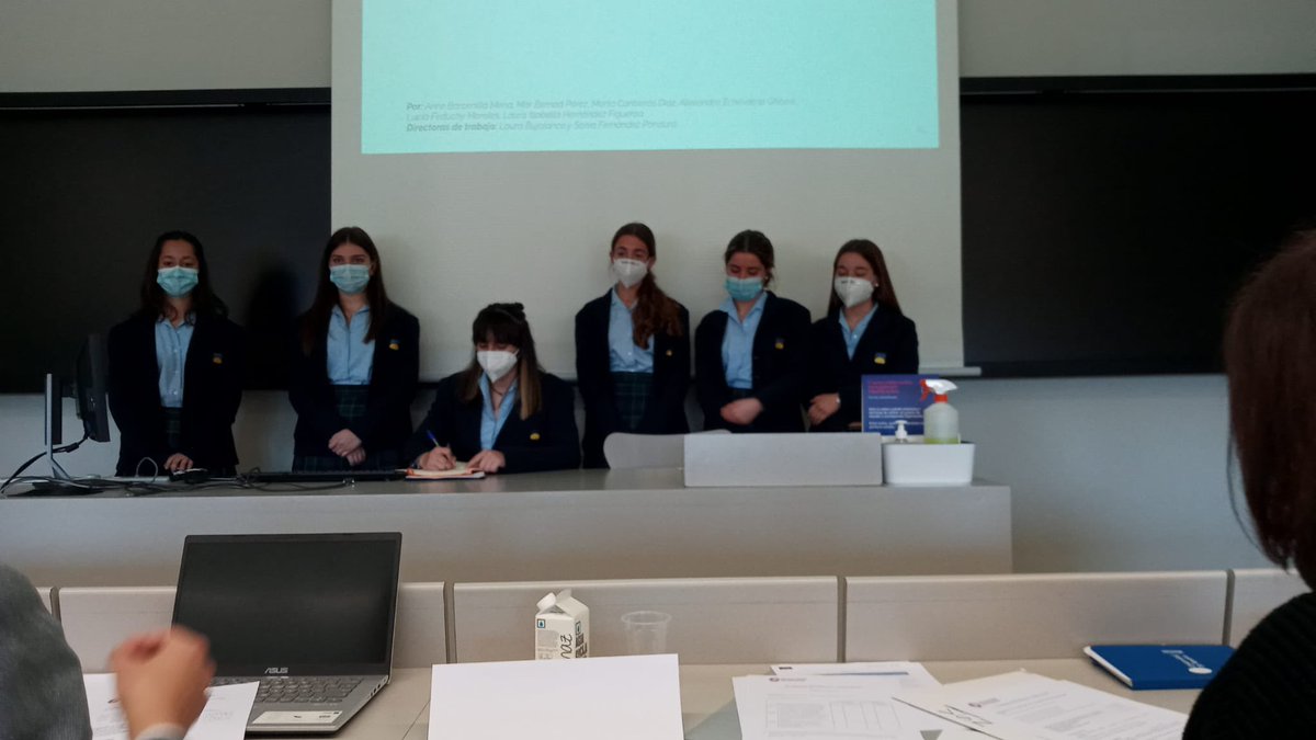 colegioMTeresa's tweet photo. Un grupo de alumnas de 2º de #bachillerato defendió ayer su trabajo de investigación en dentro del Programa Excellence organizado por la @unav. “Verdad y luz, una búsqueda paralela” es una reflexión sobre la Verdad y la Luz en el Arte, el Cine y la filosofía. ¡Felicidades! https://t.co/x7wVZ1umbb