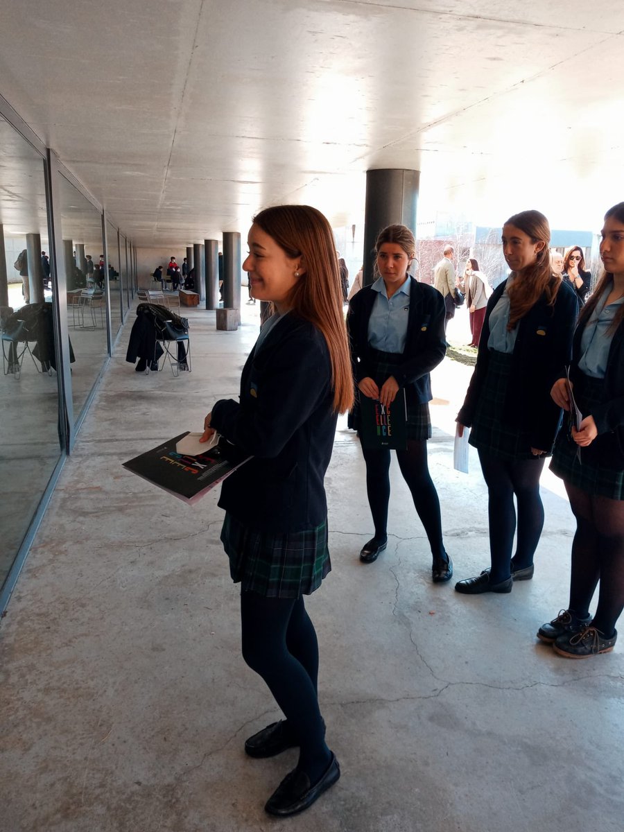 colegioMTeresa's tweet photo. Un grupo de alumnas de 2º de #bachillerato defendió ayer su trabajo de investigación en dentro del Programa Excellence organizado por la @unav. “Verdad y luz, una búsqueda paralela” es una reflexión sobre la Verdad y la Luz en el Arte, el Cine y la filosofía. ¡Felicidades! https://t.co/x7wVZ1umbb