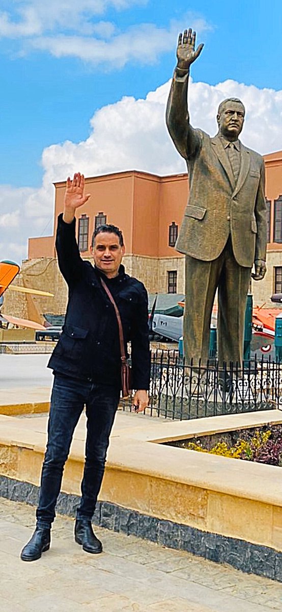 سيبقى بيننا //
روحاً خالدة ..
و عزيمةً صلبة ..
و إرادة حرة ...
(قائد الثورة)