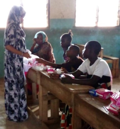 RisingWinners's tweet photo. Fatma, an AGYW Champion under the #BYPlusProject is committed to ensure the engagement goes in the grassroots to ensure the needs priorities and services reach the #AGYW. She sourced pads to ensure adolescent girls get them from safe hands #HerVoiceKE
#HerVoiceFund https://t.co/l2lpoePGsy