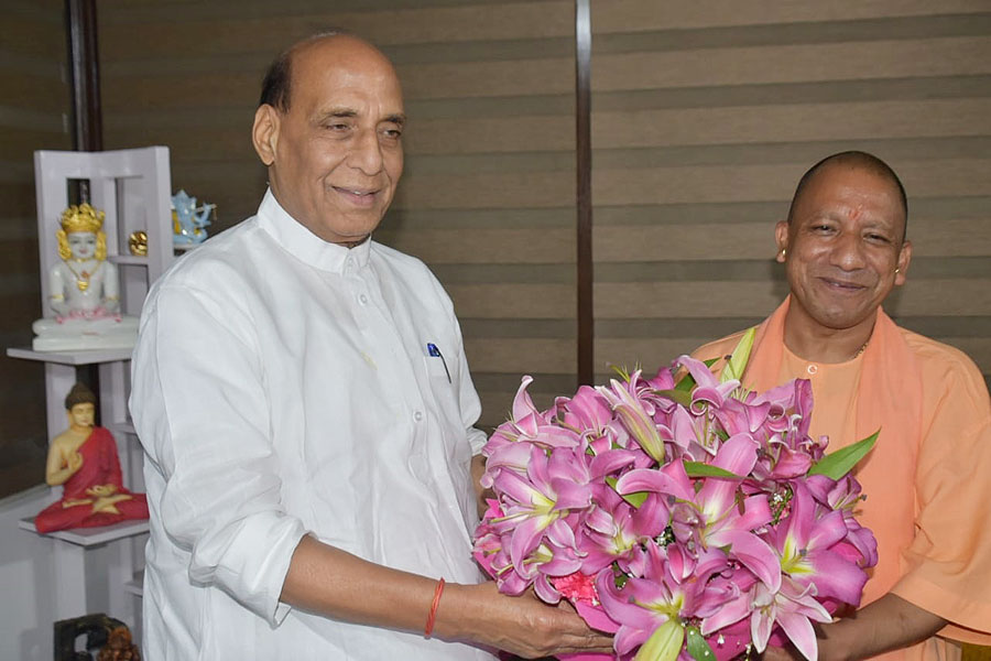 Yogi Adityanath (@myogiadityanath) on Twitter photo उत्तर प्रदेश के सर्वांगीण विकास हेतु सतत सहयोग एवं मार्गदर्शन प्रदान करने वाले माननीय रक्षा मंत्री श्री <a href="/rajnathsingh/">Rajnath Singh</a> जी से आज नई दिल्ली में शिष्टाचार भेंट कर आत्मीय मार्गदर्शन प्राप्त किया।
मुझे अपना अमूल्य समय प्रदान करने के लिए माननीय रक्षा मंत्री जी का हार्दिक आभार! उत्तर प्रदेश के सर्वांगीण विकास हेतु सतत सहयोग एवं मार्गदर्शन प्रदान करने वाले माननीय रक्षा मंत्री श्री <a href="/rajnathsingh/">Rajnath Singh</a> जी से आज नई दिल्ली में शिष्टाचार भेंट कर आत्मीय मार्गदर्शन प्राप्त किया।
मुझे अपना अमूल्य समय प्रदान करने के लिए माननीय रक्षा मंत्री जी का हार्दिक आभार!