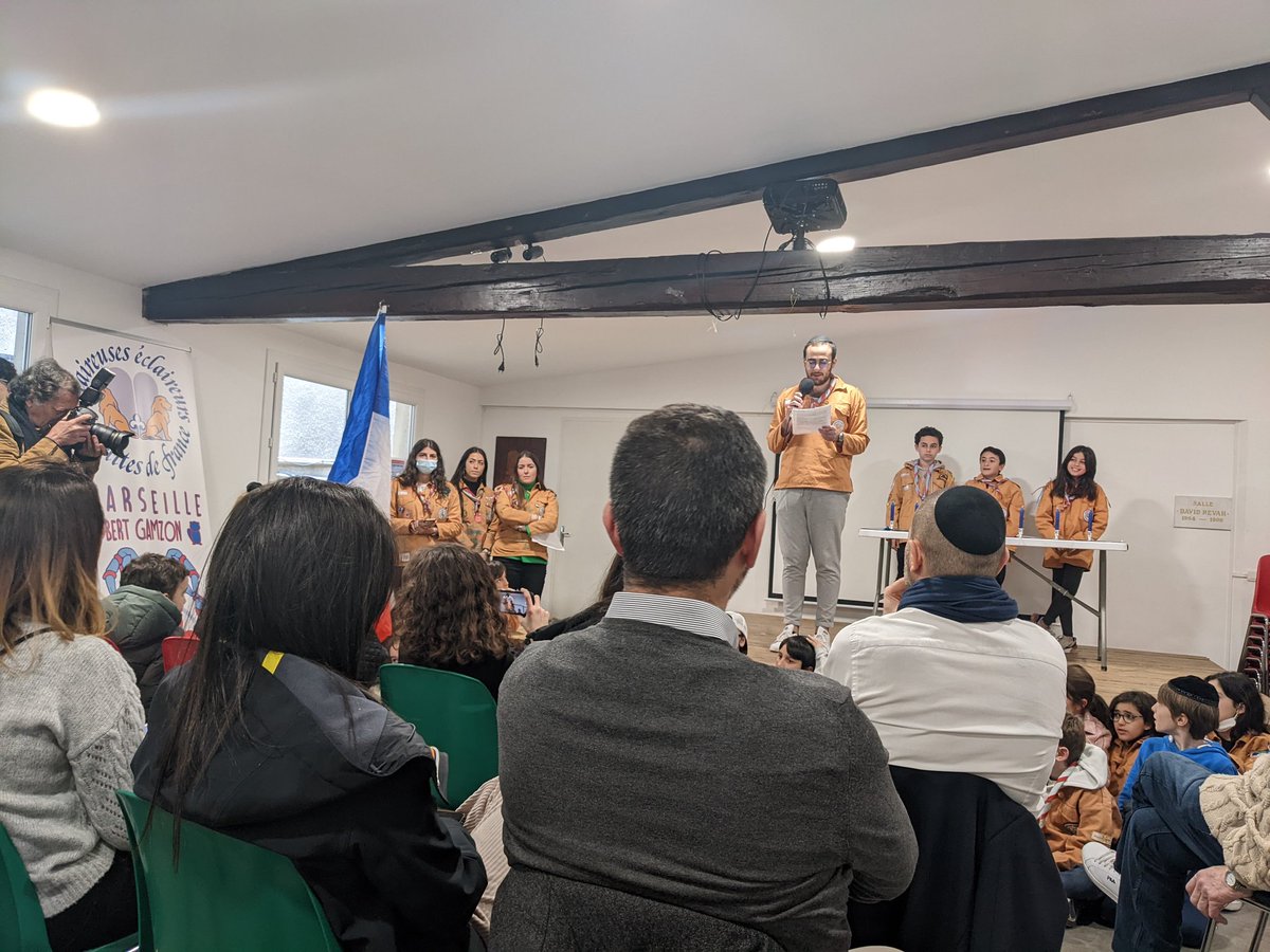 MurielDIRUOCCO's tweet image. Cérémonie en souvenir des victimes des attentats de Toulouse réalisés par les enfants des #EEIF 
Allumage des bougies pour les victimes : 
le militaire Imad Ibn Ziaten, 30ans,⤵️