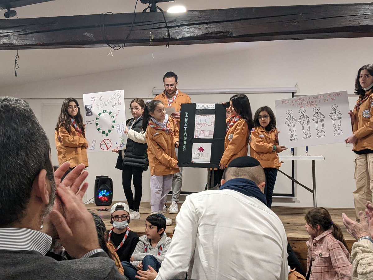 MurielDIRUOCCO's tweet image. Cérémonie en souvenir des victimes des attentats de Toulouse réalisés par les enfants des #EEIF 
Allumage des bougies pour les victimes : 
le militaire Imad Ibn Ziaten, 30ans,⤵️