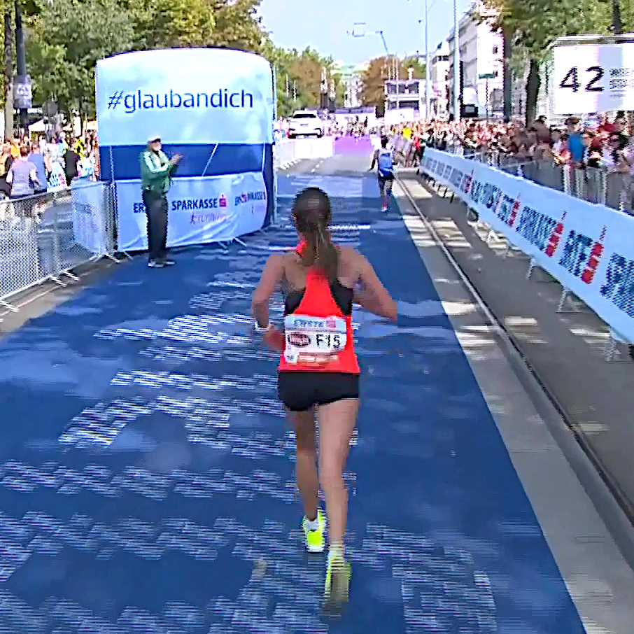 Vienna_Marathon's tweet photo. Es sind 4️⃣2️⃣ Tage, bis du an diesem Kilometerschild vorbeilaufen wirst. 🤩👟🙌 Was denkst du dazu? 📲
Die verbleibende Zeit bis zum Vienna City Marathon Wochenende ist für die Teilnehmenden aller Bewerbe gleich lang. 👍
#VCM #TogetherWeRun #RunVienna #countdown #glaubandich https://t.co/7ByxJvVJgV