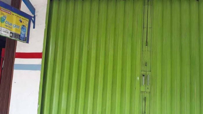 glauxs's tweet photo. dh ya warungx sdh tutup bsk lg beli galonnya https://t.co/uxRBCaSHTm