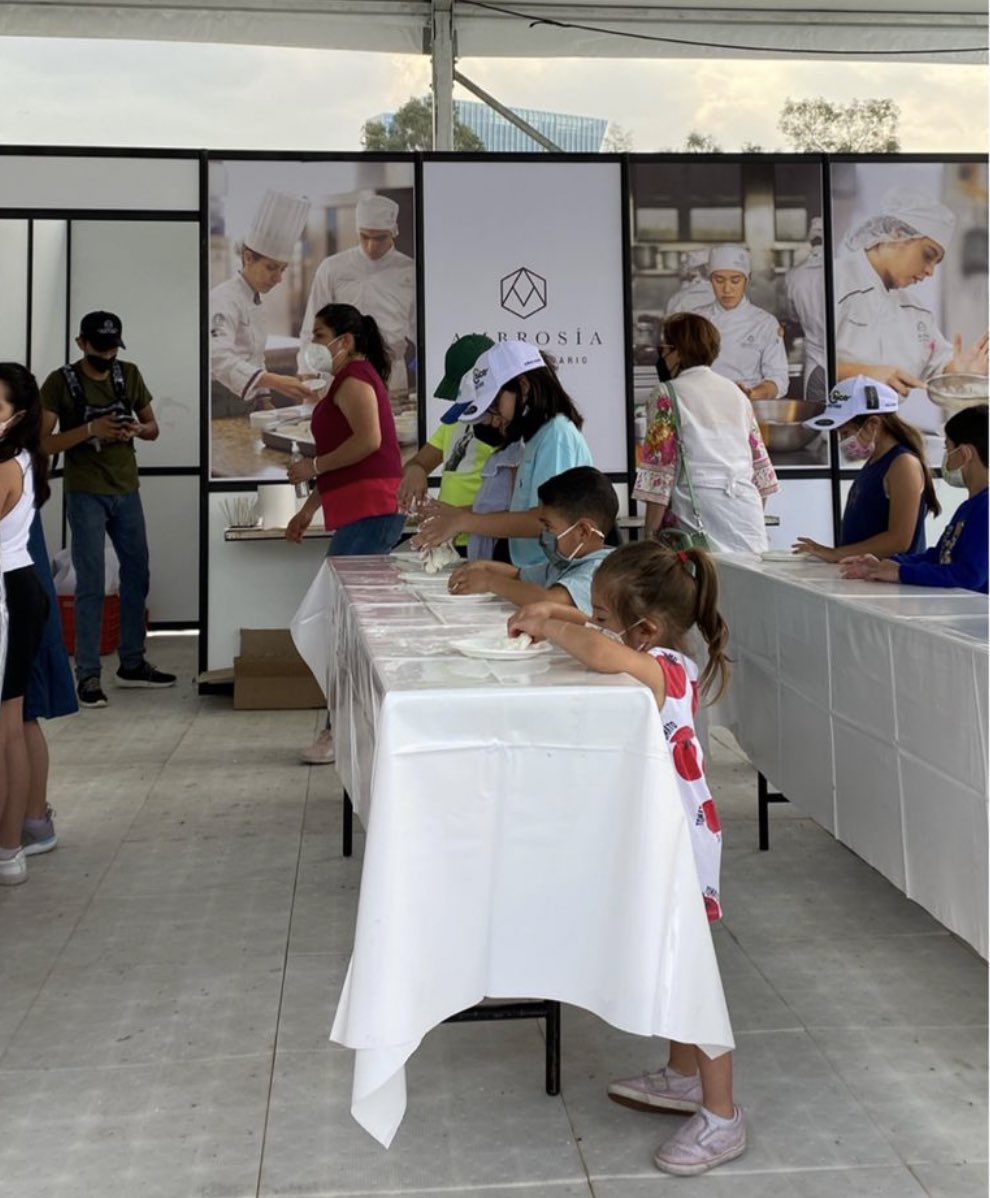 En <a href="/saborespolanco/">Sabor Es Polanco</a> también hay una pequeña zona infantil, con clases de slime comestible por <a href="/ambrosia_cc/">Ambrosía Centro Culinario</a> y arenas movedizas por <a href="/GranjaMex/">Granja Las Américas</a>