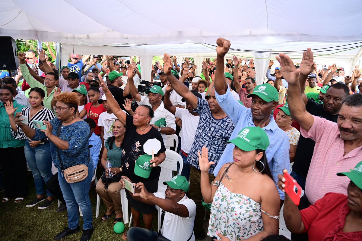 LeonelFernandez's tweet photo. En la provincia Monte Plata y sus municipios, nos hemos reunido este domingo con sectores productivos y sociales escuchando sus inquietudes sobre la situación actual de nuestro país. 
Además, juramentamos a cientos de nuevos miembros de @FPcomunica. 

¡Venceremos! https://t.co/VEZdcyl1tS