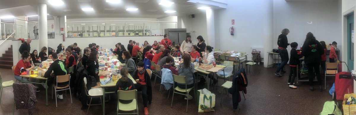 DiablesItaca's tweet photo. Avui, gran dia de germanor fent “COLLA” (en majúscules) … quina gran família cortsenca amb gent de moltíssimes escoles del barri, on petits i grans ho hem passat super bé tots plegats!! #SomFamíliesDeFoc 🔥 #SomRitmeDeVida 🥁 #SomLesCorts https://t.co/57eIvGeKVv