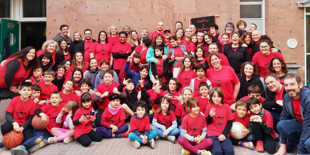 DiablesItaca's tweet photo. Avui, gran dia de germanor fent “COLLA” (en majúscules) … quina gran família cortsenca amb gent de moltíssimes escoles del barri, on petits i grans ho hem passat super bé tots plegats!! #SomFamíliesDeFoc 🔥 #SomRitmeDeVida 🥁 #SomLesCorts https://t.co/57eIvGeKVv