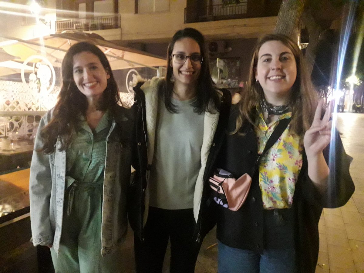Aube_Z's tweet photo. El broche perfecto después de disfrutar de @EstirandoChicle Live ha sido poder conocer y hablar un rato con las increíbles @LivingPostureo y @percebesygrelos. Enhorabuena por todo el éxito tan merecido y gracias por las risas, la amabilidad y simpatía y por un día inolvidable. 😄 https://t.co/oA8DwlYzoz