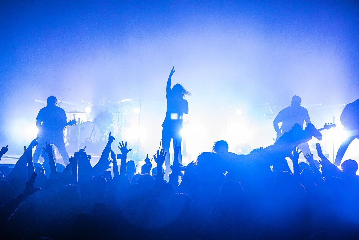 AgoraCLE's tweet photo. Everyone Looks So Good From Here
@UnderoathBand // 3.12.22
📸: Evan Duly (via dspcle/IG) https://t.co/EVEcDsFFf8