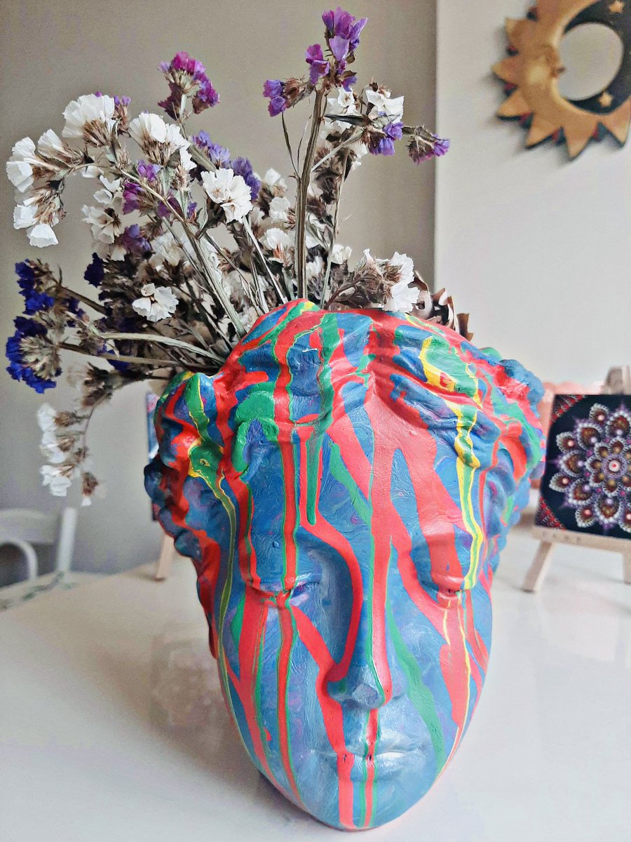 I love how the immortelles go with this vibrantly painted vase.

#clay #paintedsculpture #vibrant #pink #art #abstractart