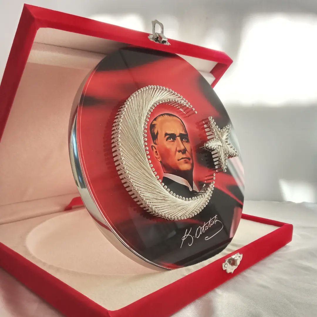 Atatürk siluetli Türk bayrağı Plaket filografi çalışması 
İsteğe göre Kişiye özel filografi çalışması yapılır 
#hekimlertakiplesiyor #ardaguler #BayraktarTB2 #bergenfilmi #COVID19 #ebrusahin #Gold #Mazot25 #motorin #NeyiBekliyorsunuz #okullar #RusyaUkrayna #Russia #izmir #Turkiye